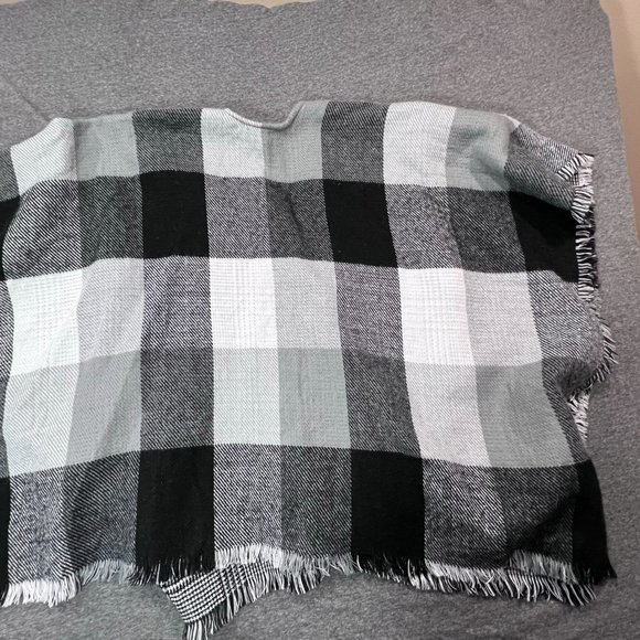 EUC Chico’s Chunky Black and White Checker Sweater Poncho Cape with Toggle - Picture 5 of 9